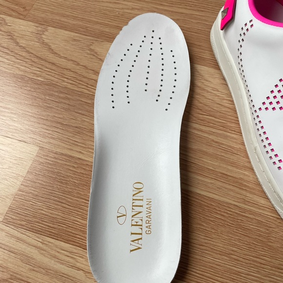 COPY - Valentino Garavani Ruckstud Neon Trim Leather Sneaker size 7,5 - Picture 8 of 8